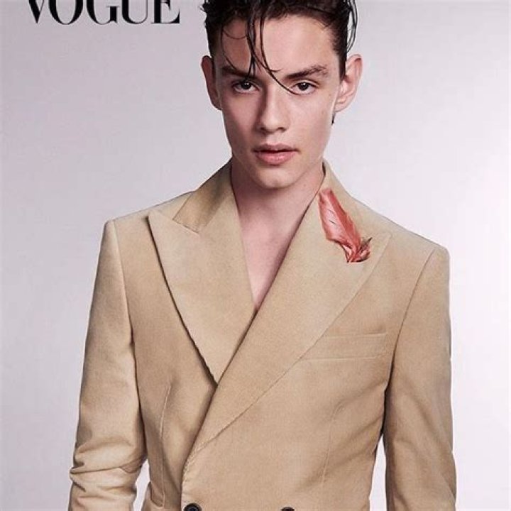 Louis Partridge (Actor) Wiki, Bio, Age, Height, Weight, Girlfriend, Ethnicity, Net Worth, Career, Facts