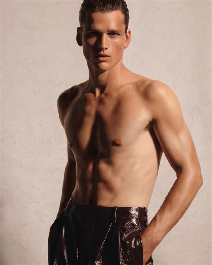 Simon Nessman Instagram Model: Body, Gf & Net Worth