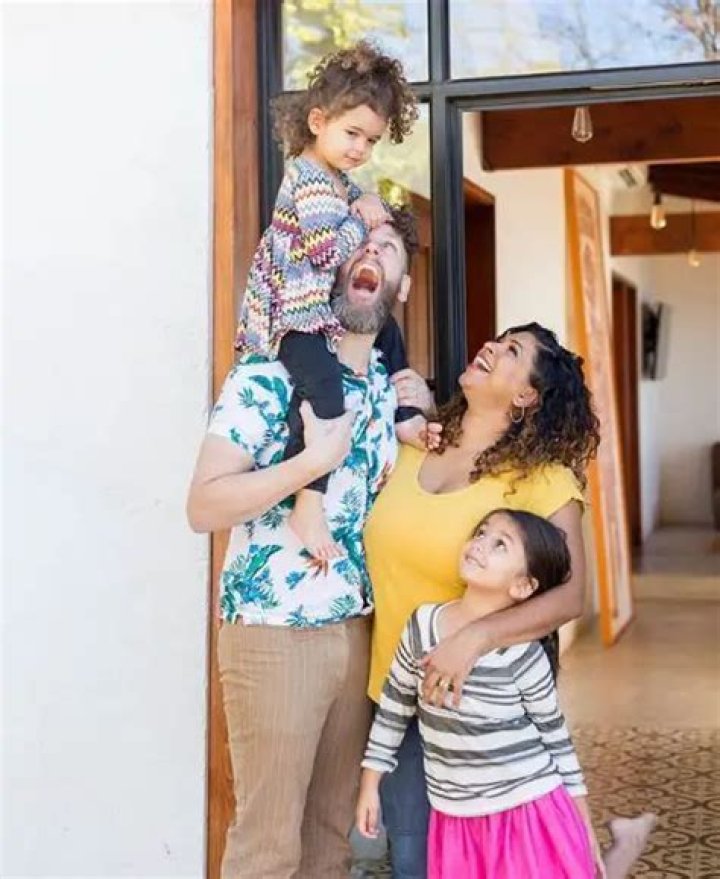 Who Is Eliyah McNamara? Details On Aarti Sequeira Children