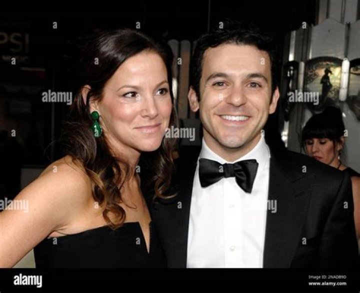 Who is Jennifer Lynn Stone, wife of Fred Savage? His bio and his family